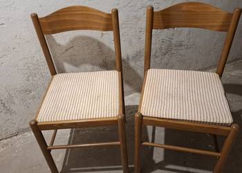 Dwa krzesła z czasów PRL-U.