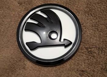 Logo ,emblemat klapy bagażnika Skoda  Białe tło