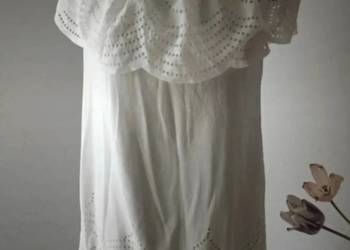 Biała sukienka z baskinką asemetryczna S 36