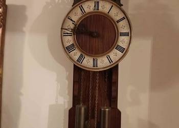 stary zegar ścienny z daszkiem