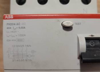 Czteropolowy wyłacznik roznicowoprądowy FH 204AC