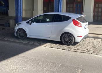 Fiesta cała uszkodzona