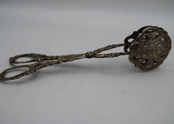 Szczypce ze srebra pr.800, motyw reliefu kwiatowy, ok. 1950 r.