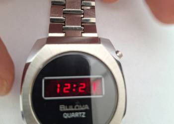 Zegarek elektroniczny Bulova.