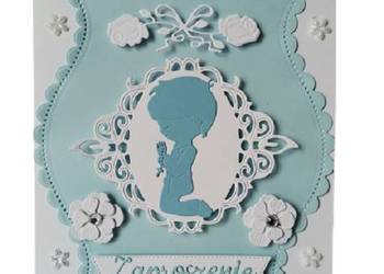 ZAPROSZENIA KOMUNIA CHŁOPIEC KLĘCZĄCY W RAMCE Z KORONKĄ K4 – BŁĘKIT - BIEL