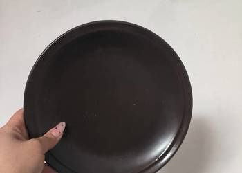 Nowoczesny zestaw brązowych talerzy i misek