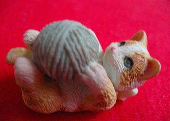 Kot - z kłębkiem wełny - 3 x 4,5 x 2 cm Miniaturka z lat 70