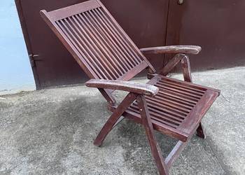 drewniany leżak ogrodowy