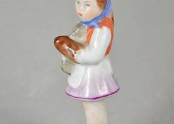 Dziewczynka czyści buty Aquincumi Węgry 1958r wys. 9cm