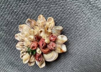 Broszka z muszli wykonana ręcznie w stylu vintage