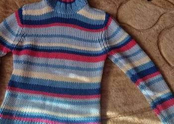 Ciepły, śliczny, kolorowy golf