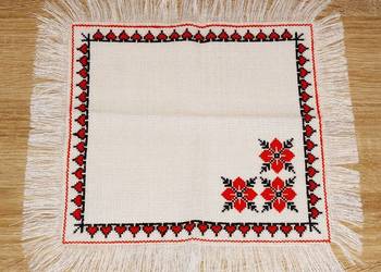 Biała kwadratowa serwetka 22.5 x 22.5 cm z haftem krzyżykowym i frędzelkami