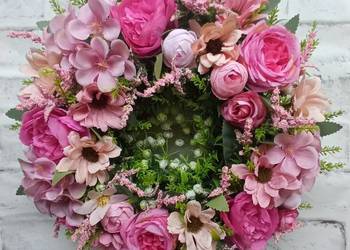 Dekoracyjny wianek na drzwi w odcieniach różu