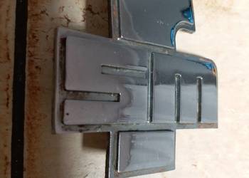 Lata 70-te.Syrena 105.Metalowy emblemat na maskę przód