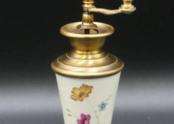 Piękny kwiatowy młynek do pieprzu porcelana i mosiądz