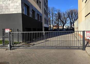 Garaż na terenie zamkniętym, oświetlonym i monitorowanym, w centrum