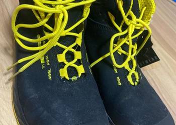 Czarne buty budowlane