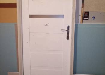 Białe drzwi z futryną