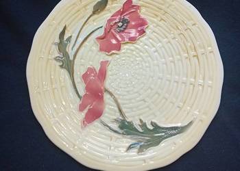 Talerz z wzorem kwitnących maków. Majolika, przełom XIX i XX w.