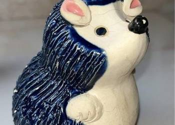 Figurka Jeża. Kobaltowy. Ceramiczny. Bez sygnatury.  Cena 45 zł.   Wysoki n