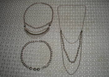 naszyjniki w kolorze srebra