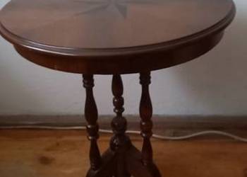 Ładny, drewniany stolik kawowy - okrągły zdobiony blat