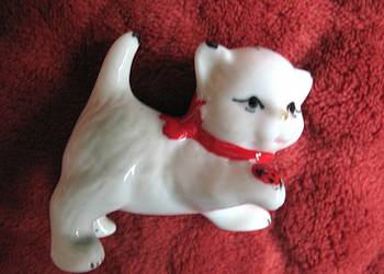 Kot - młody kotek z biedronką - figurka porcelana - 5,5 x 7 x 3 cm