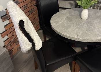 4 wygodne krzesła do salonu w kolorze brązowym