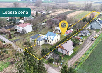 Dom przy spokojnej ulicy, nad rzeką.