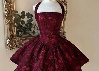 Piękna sukienka w kolorze bordowym, idealna na wieczorne wyjścia. Wykonana