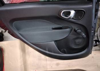 BOCZEK TAPICERKA DRZWI LEWY TYŁ FIAT 500L ORYGINAŁ 2015