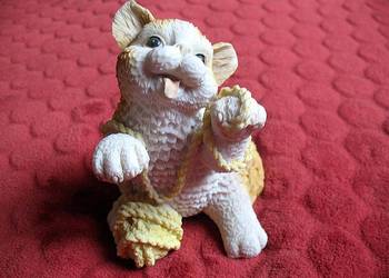 Kot - średni kotek z kłębkiem wełny - stara ceramika - 12 x 10 x 9 cm