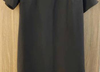 Klasyczna, czarna sukienka z ozdobną kokardka na rękawie