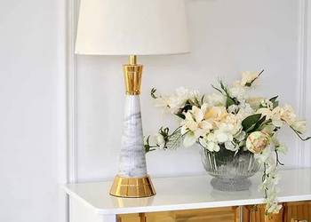 Lampa stołowa glamour, ekskluzywna, klasyczna, marmur, biały abażur, złota
