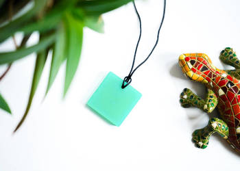 Turkusowy wisiorek świecący w ciemności i UV 2,9 cm kwadrat