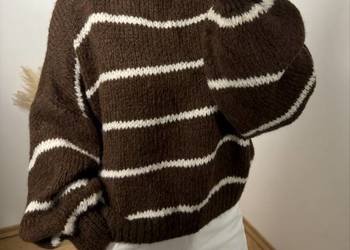 Cieplutki damski miękki sweter brązowy w białe paski – oversize