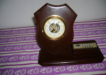 Uroczy barometr biurkowy.