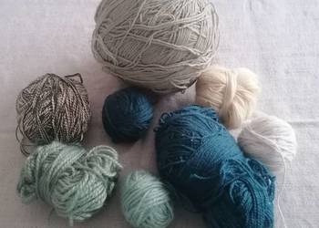 Wełna w odcieniach zieleni,melanż i biała waga 30dkg.Zestaw 4