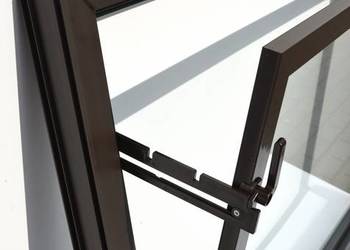 Okno gospodarcze PCV 100x100 inwentarskie do garażu, obory – producent