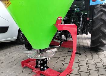 Rozsiewacz lejkowy 300l hydrauliczna dzwignia
