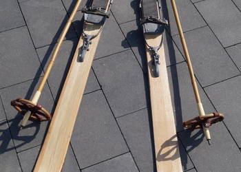 Stare narty drewniane 130 cm z kijkami