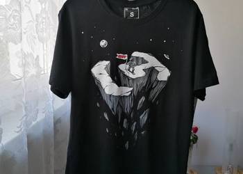 CROPP_MĘSKA CZARNA KOSZULKA T-SHIRT Z NADRUKIEM R.S