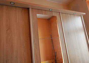 Szafa trzydrzwiowa przesuwna z lustrem i oświetleniem