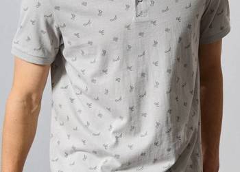 szara koszulka męska polo z nadrukiem Sinsay