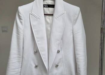 Biała elegancka marynarka żakiet ze srebrnymi guzikami