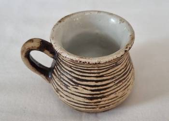 Ceramiczny prążkowany wazonik z uchem - Cepelia