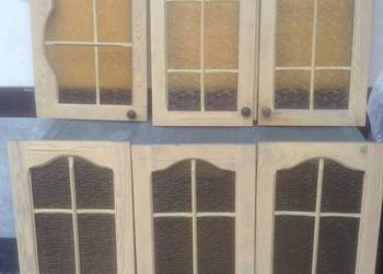 Zestaw drzwiczek drewnianych z szybami do szafek kuchennych.