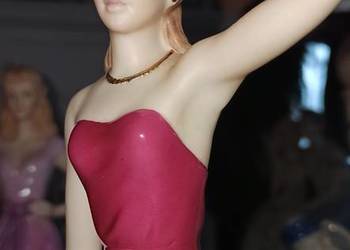 Beth. Figurka. The Lucerne Collection. W bordo sukni