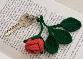 Różyczka wykonana na szydełku, brelok do kluczy