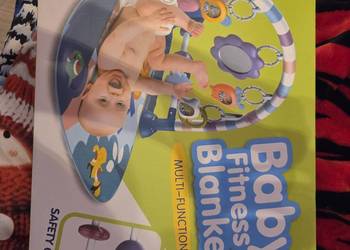 Mata edukacyjma z zabawakmi i pianinem